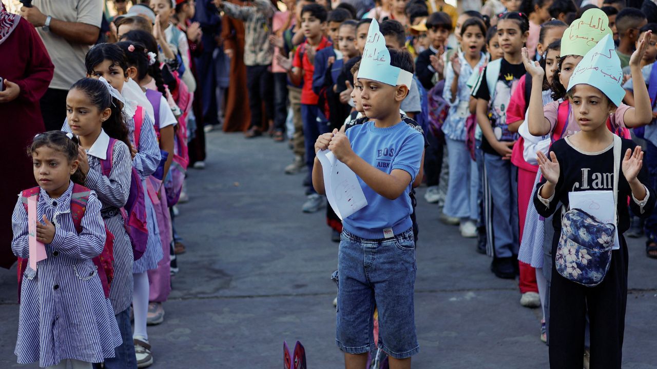 Crianças palestinas no primeiro dia de aula em escola mantida pela  UNRWA (Agência das Nações Unidas para Assistência aos Refugiados da Palestina no Oriente Próximo) em Nuseirat, na Faixa de Gaza | Mahmoud Issa/Reuters