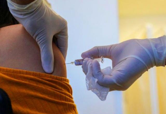 Voluntária recebe dose de vacina contra covid: EUA e o mundo esperam pela vacina. Foto: Divulgação