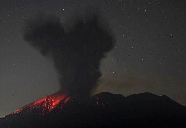 Urgente! Vulcão no Japão Entra em Erupção e Causa Pânico: Veja os Detalhes!