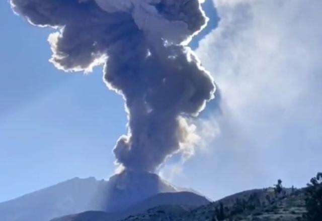 Vulcão Ubinas em erupção