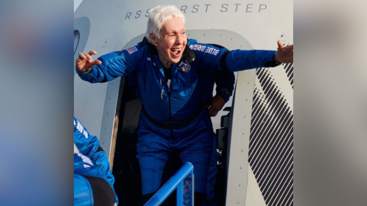 Wally Funk na cápsula da Blue Origin
