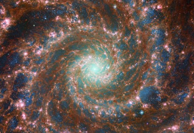 Galáxia Fantasma com núcleo e espirais | Divulgação/ESA/Webb, NASA & CSA