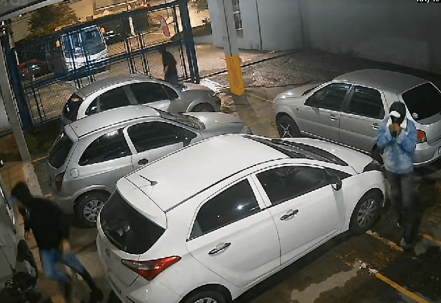 Quadrilha invade estacionamento no ABC Paulista, rende funcionário e rouba 4 carros Quadrilha invade estacionamento no ABC Paulista, rende funcionário e rouba 4 carros
