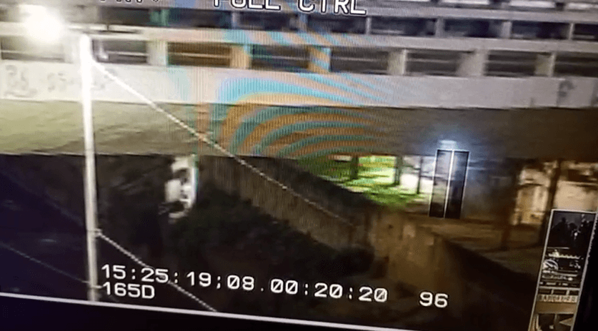 Imagem da notícia: VÍDEO: Carro capota e cai dentro do Rio Tamanduateí, em SP Imagem da notícia: VÍDEO: Carro capota e cai dentro do Rio Tamanduateí, em SP