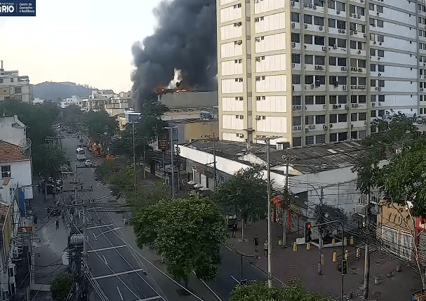 Incêndio atinge loja do Amigão em Jacarepaguá | Reprodução/Centro de Operações do Rio