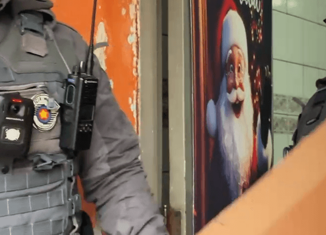 Depósito clandestino estava decorado com imagem de Papai Noel | Reprodução