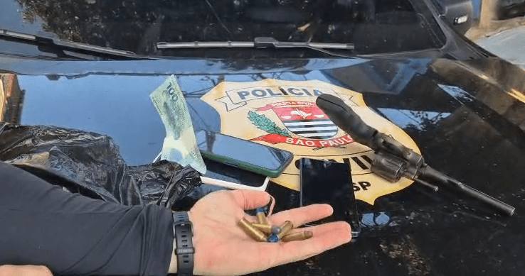 Arma, munições e celulares foram encontrados com suspeito preso | Divulgação/Polícia Civil de SP