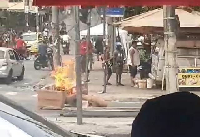 Objetos pegando fogo em manifestação (Reprodução/WhatsApp)