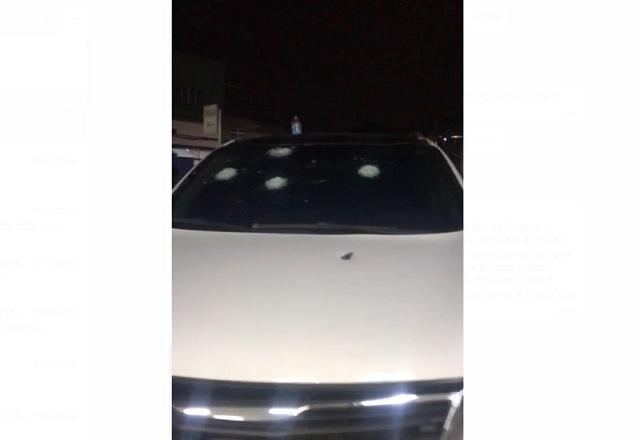 Carro com marcas de tiro no vidro frontal (Reprodução/WhatsApp)
