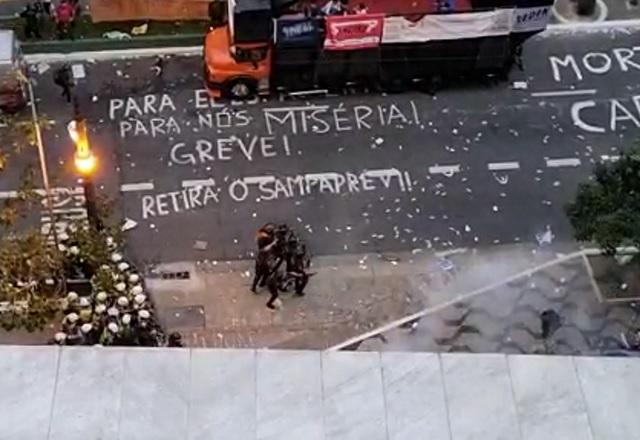 Na confusão, servidora sofreu um ferimento na perna e precisou ser socorrida (Reprodução/WhatsApp)