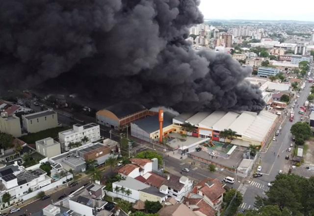 Fumaça preta gerada pelo incêndio (Reprodução/WhatsApp)