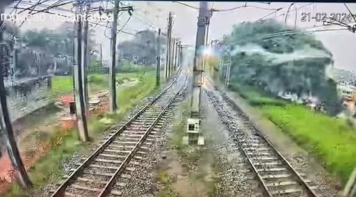 Raio atinge fiação de linha de trem em SP e paralisa trecho