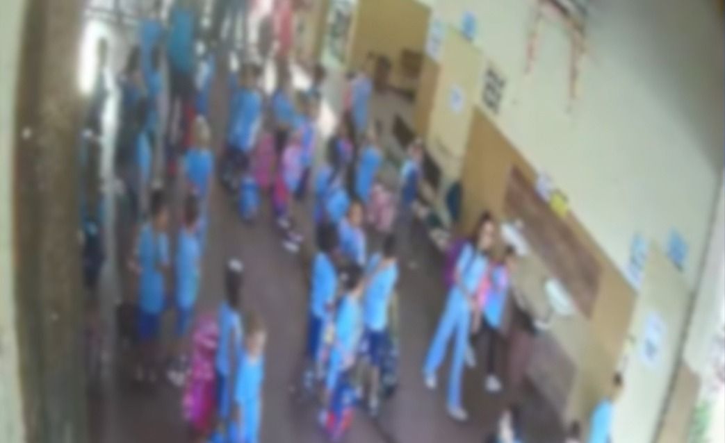 Homem agride criança de 4 anos que abraçou o filho dele na escola Homem agride criança de 4 anos que abraçou o filho dele na escola