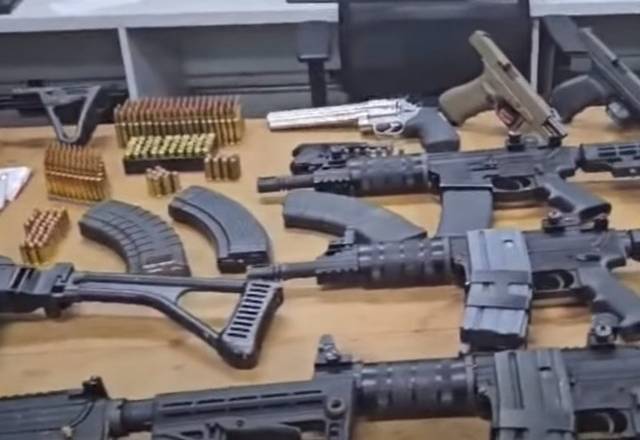 Polícia de SP prende dois indivíduos ligados ao tráfico de armas na capital paulista Polícia de SP prende dois indivíduos ligados ao tráfico de armas na capital paulista