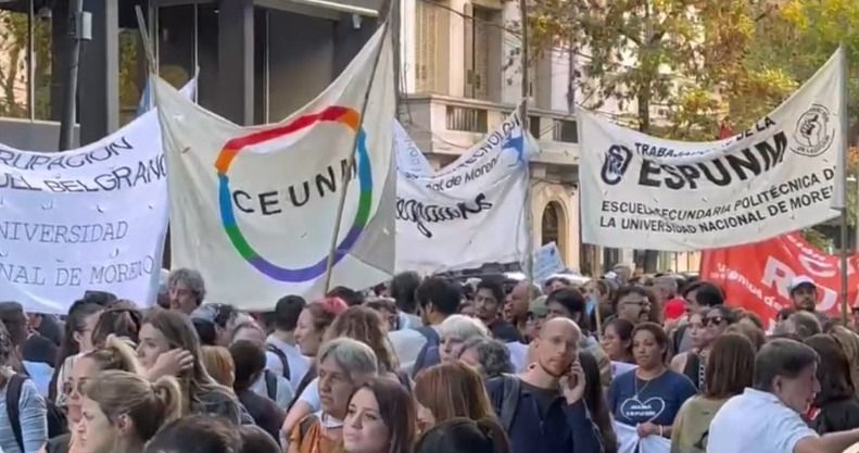 Estudantes e professores protestam contra cortes na educação na Argentina | Reprodução SBT Brasil