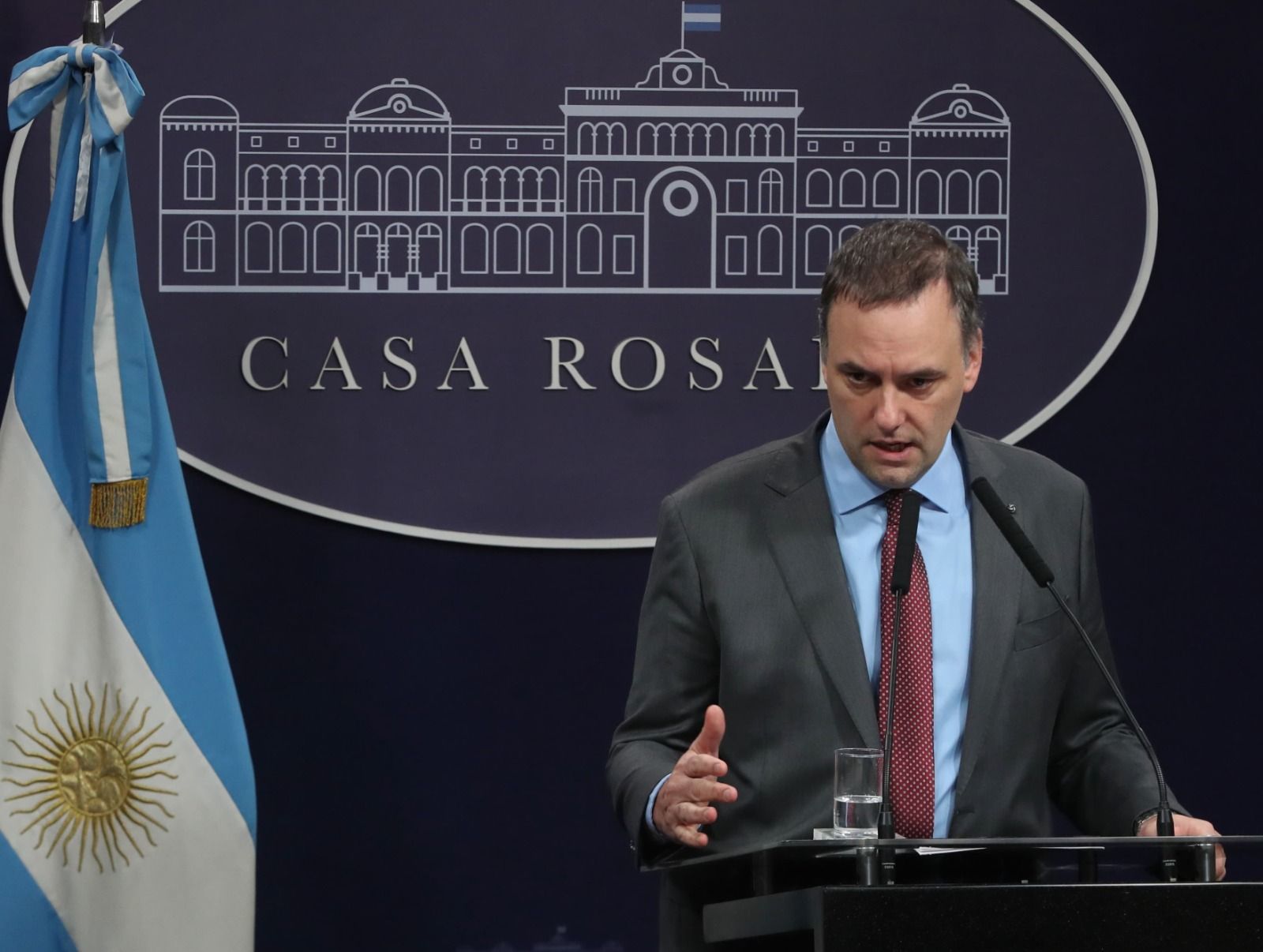 O porta-voz da presidência Argentina, Manuel Adorni, disse que governo analisará situação dos foragidos suspeitos de participar dos atos de 8 de janeiro. | Marcelo Torres