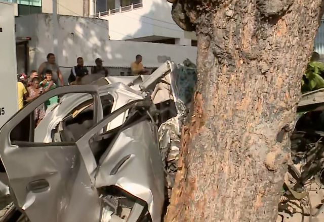 Cinco pessoas morrem após carro bater em árvore no Recife