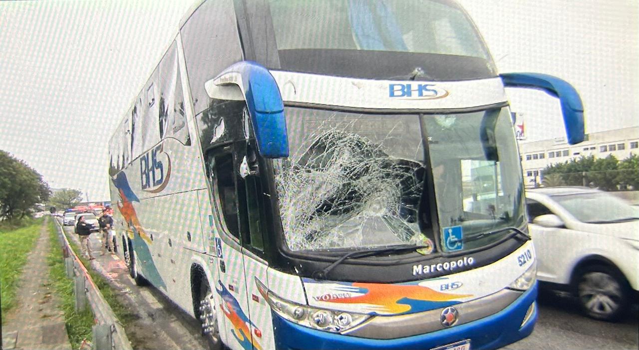 Ônibus com torcedores do Flamengo é apedrejado na Dutra. | Flavia Travassos/SBT