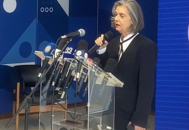 Ministra Cármen Lúcia, presidente do TSE, fala a jornalistas em coletiva de imprensa no segundo turno das eleições municipais, neste domingo (27) | Yumi Kuwano/SBT News