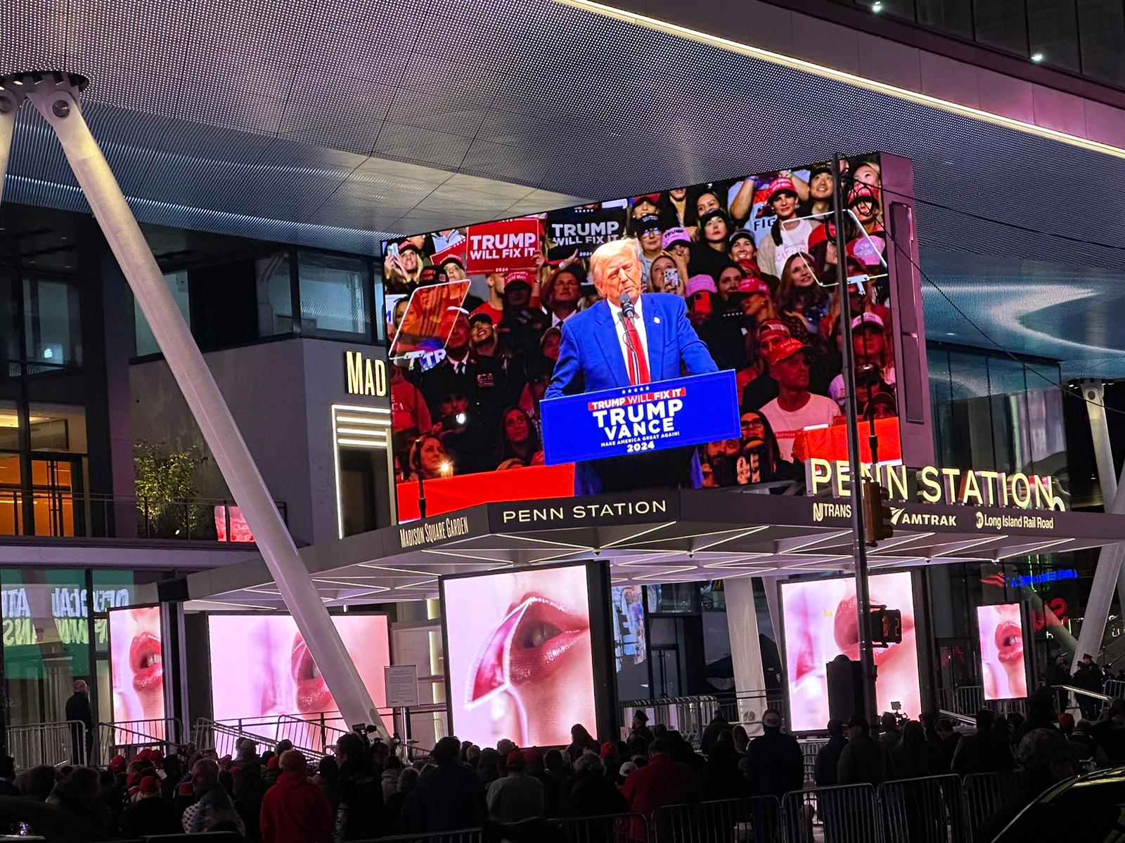 Apoiadores de Trump em frente ao Madison Square Garden durante discurso do Republicano
