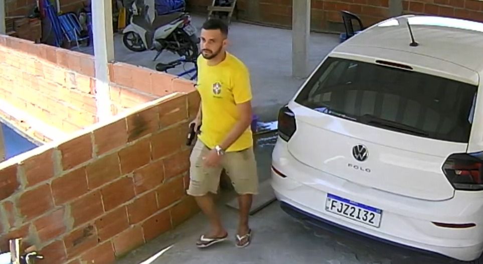 Câmera flagra militar da Marinha discutindo com ex antes de matá-la