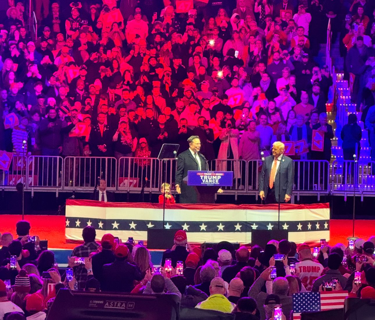 Elon Musk com Donald Trump em comício | Foto:  Patrícia Vasconcellos