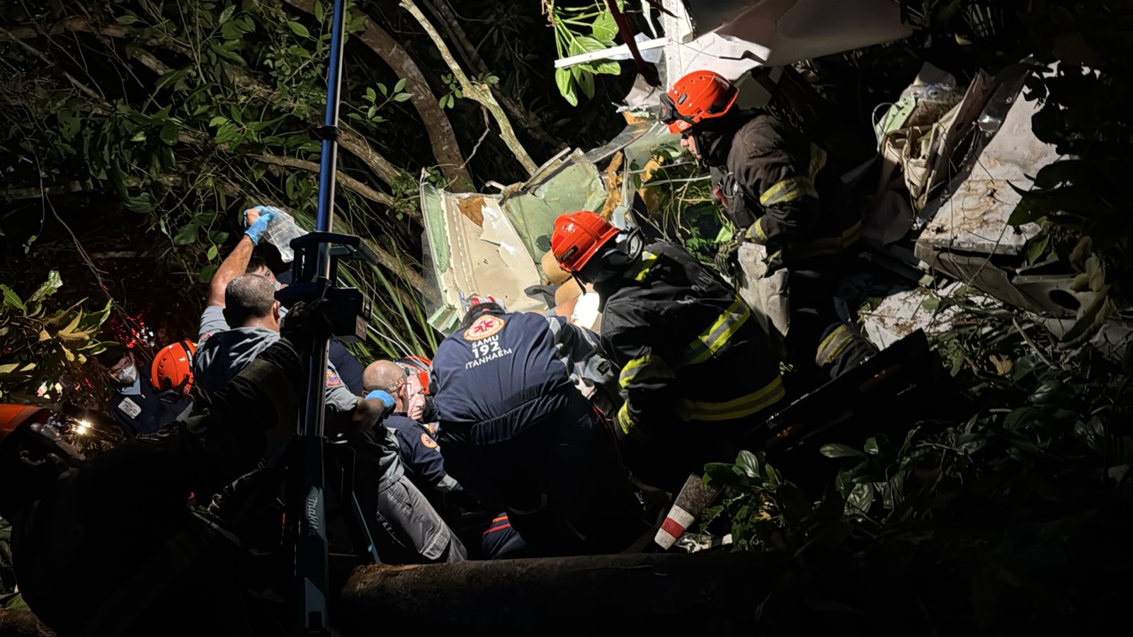 Bombeiros tiraram um dos ocupantes da aeronave com vida do meio das ferragens | Foto Defesa Civil
