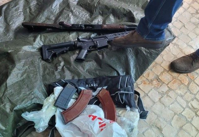 Armas foram apreendidas na casa de suspeito de coordenar retirada de carregamentos em Portugal | Reprodução