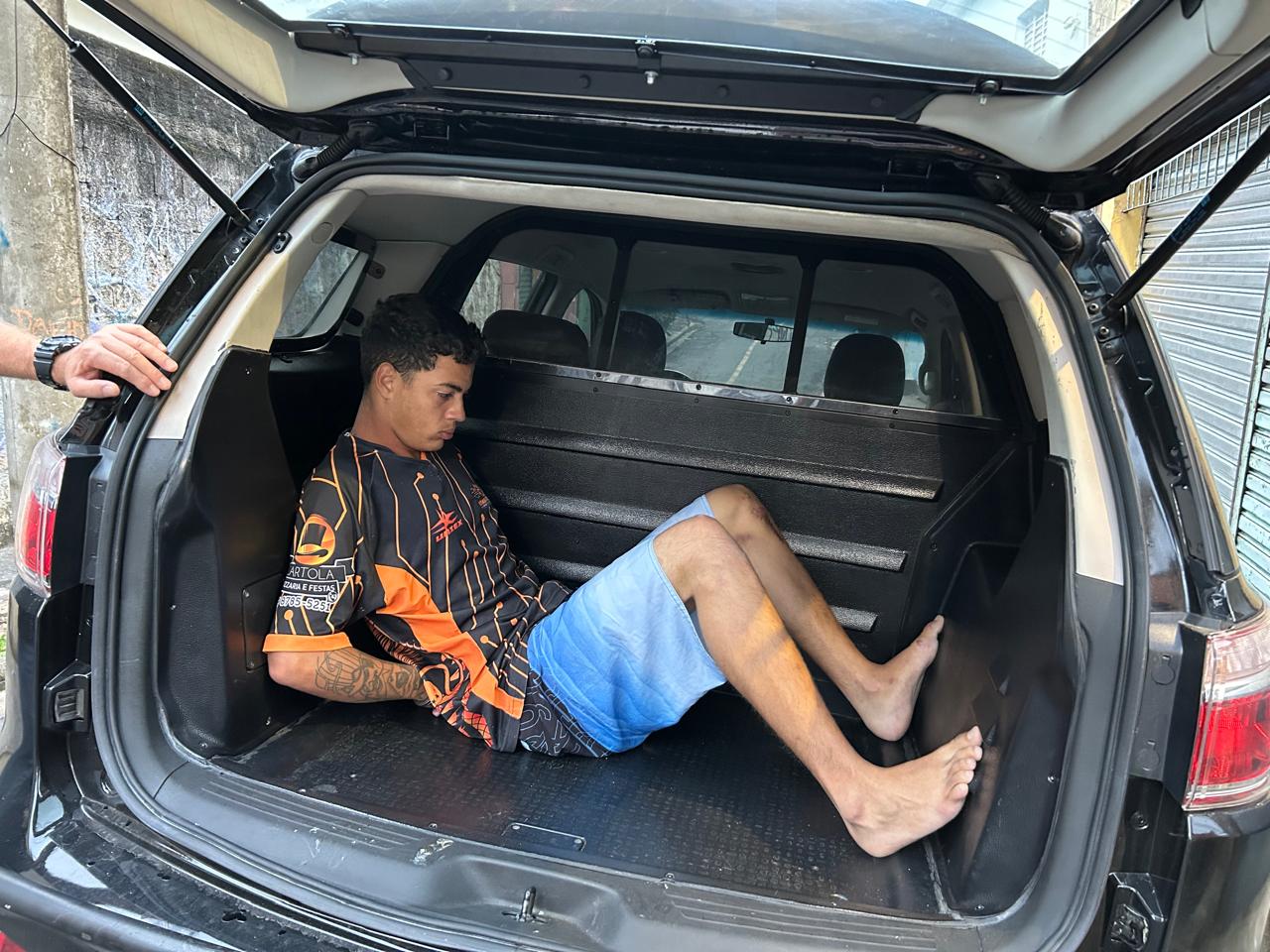 Homem acusado de vários assaltos foi preso em Embu das Artes. | Divulgação/Polícia