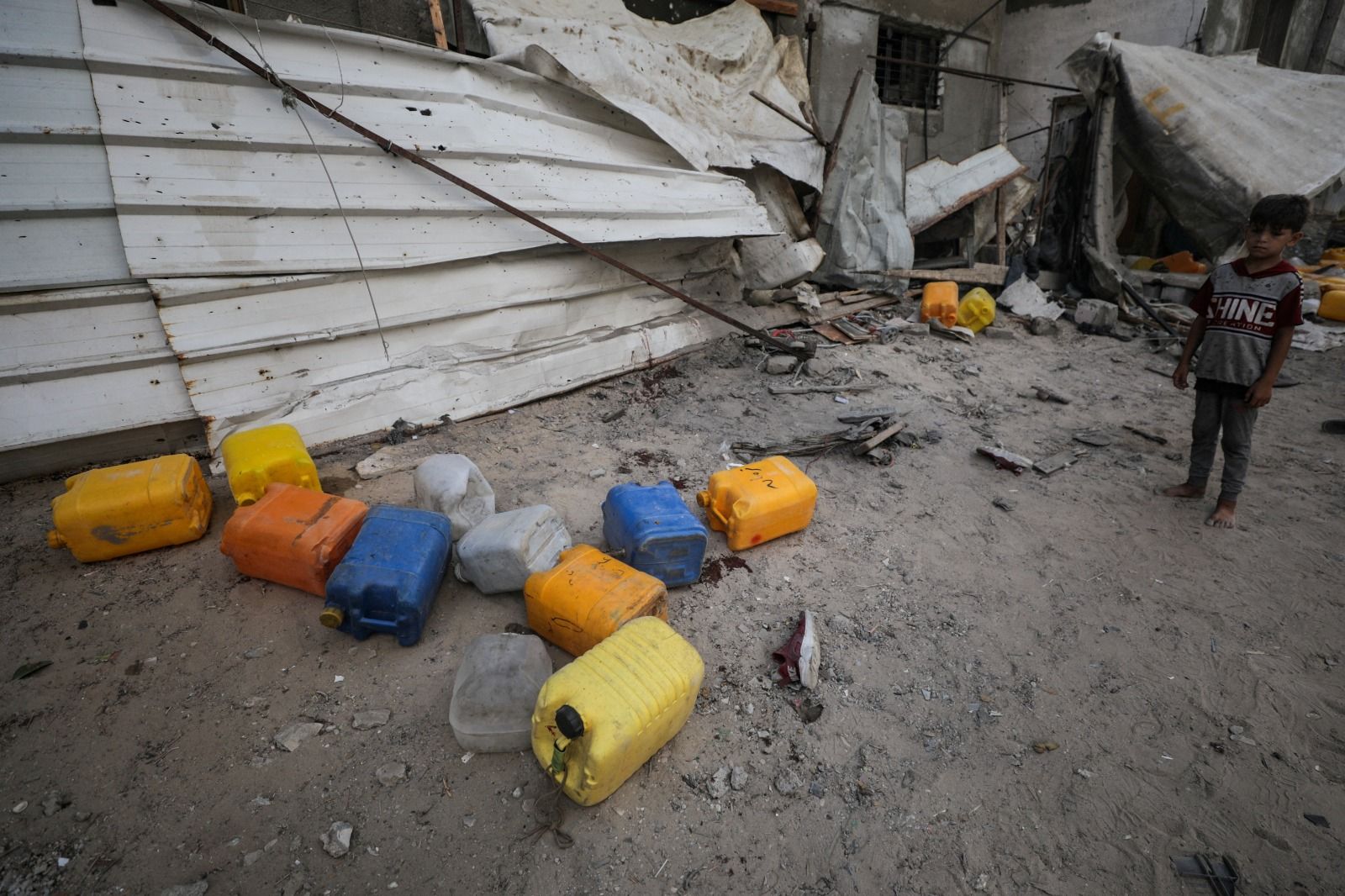 Míssil israelense atinge crianças de Gaza que coletavam água em um posto de distribuição