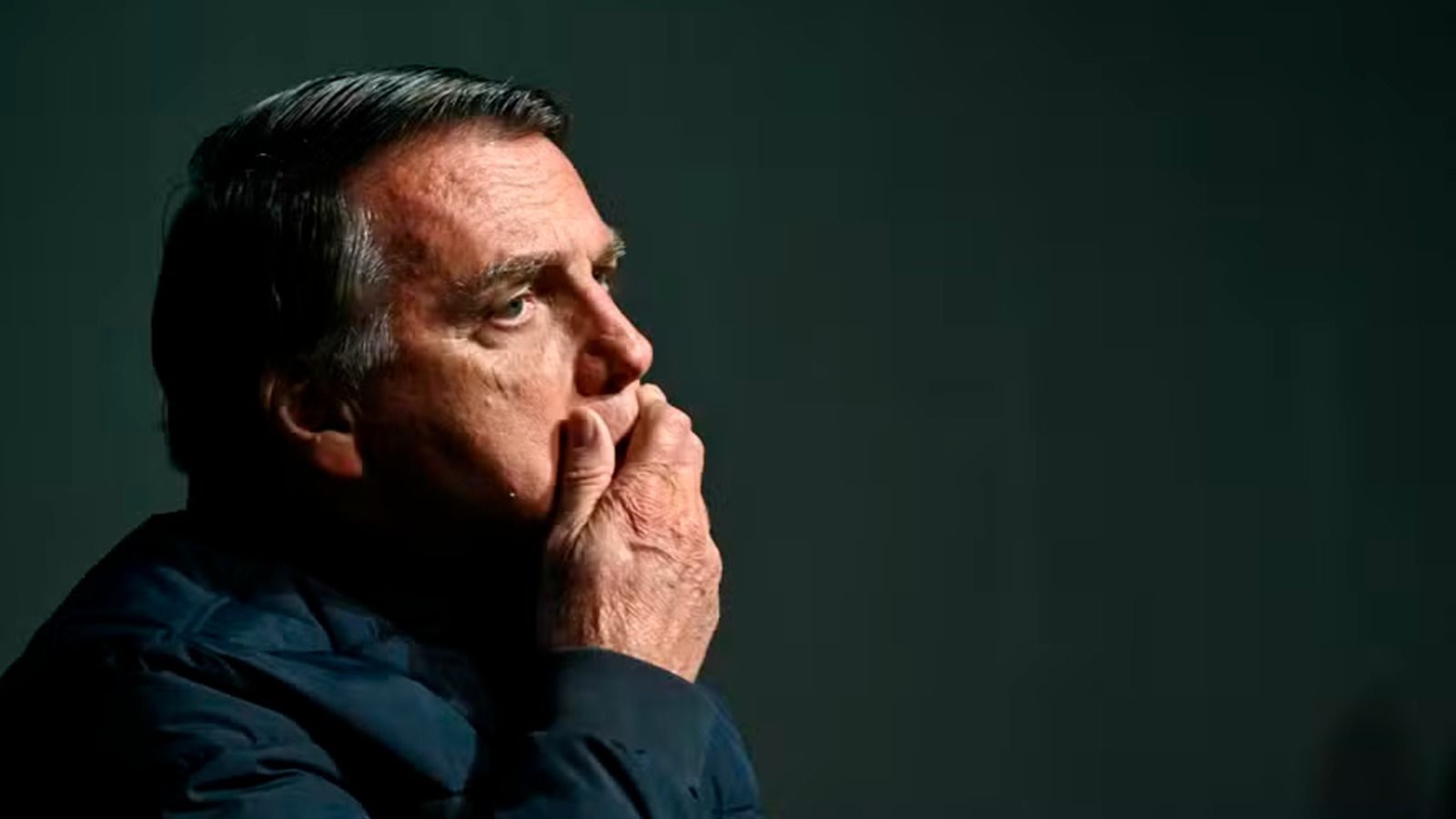 Bolsonaro recebe atendimento médico após nova crise de soluços