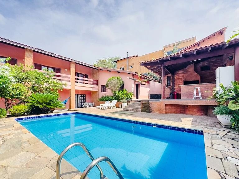 Casa onde estava Hytalo Santos, com piscina e ampla área de lazer | Reprodução/Polícia Civil