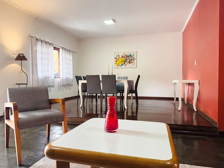 Imagem de um dos cômodos de casa onde Hytalo Santos foi preso | Reprodução/Polícia Civil