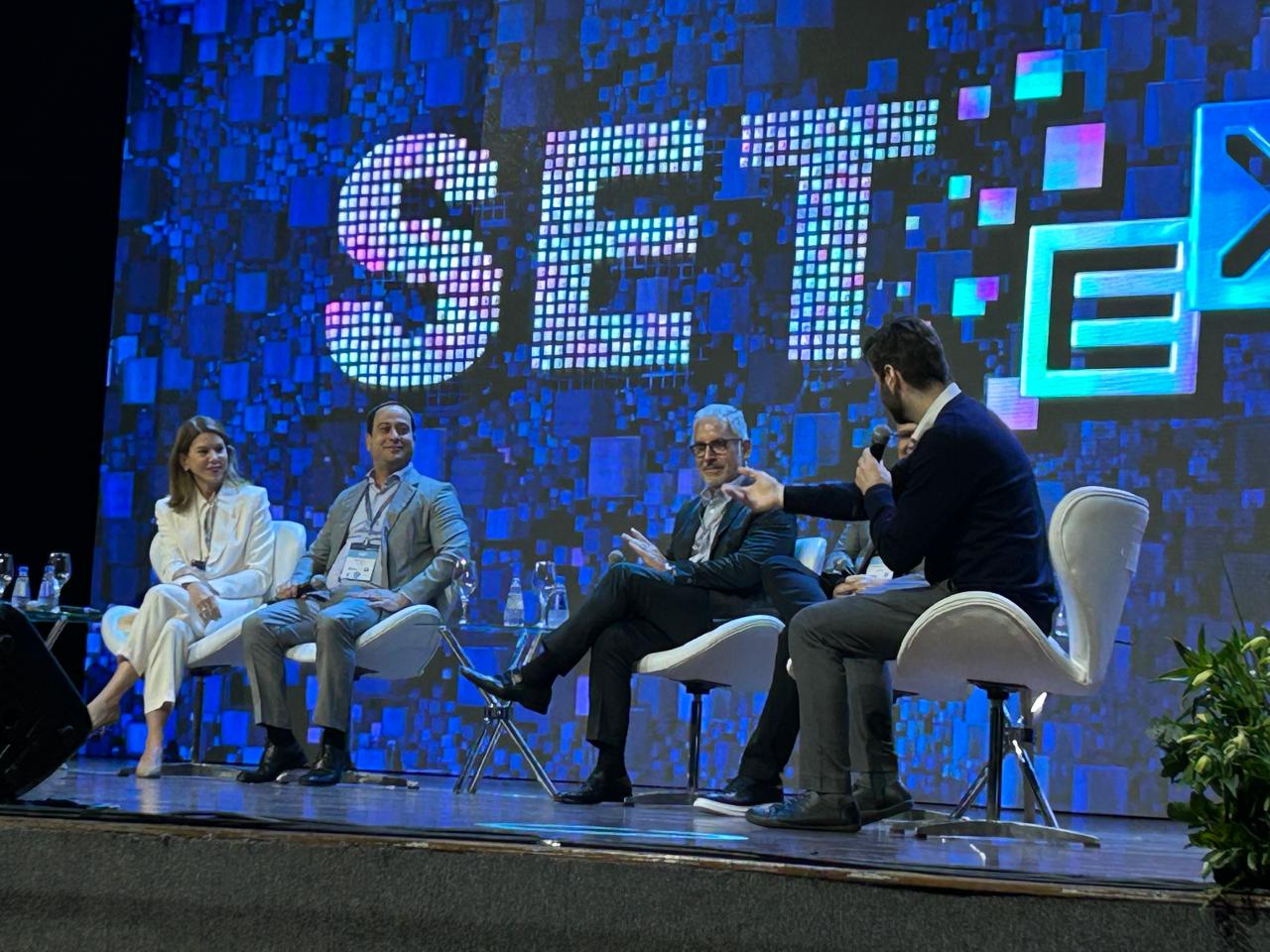 Daniela Abravanel Beyruti, CEO do SBT, participa de painel junto dos executivos de outros três grupos de comunicação do país | Simone Queiroz/SBT