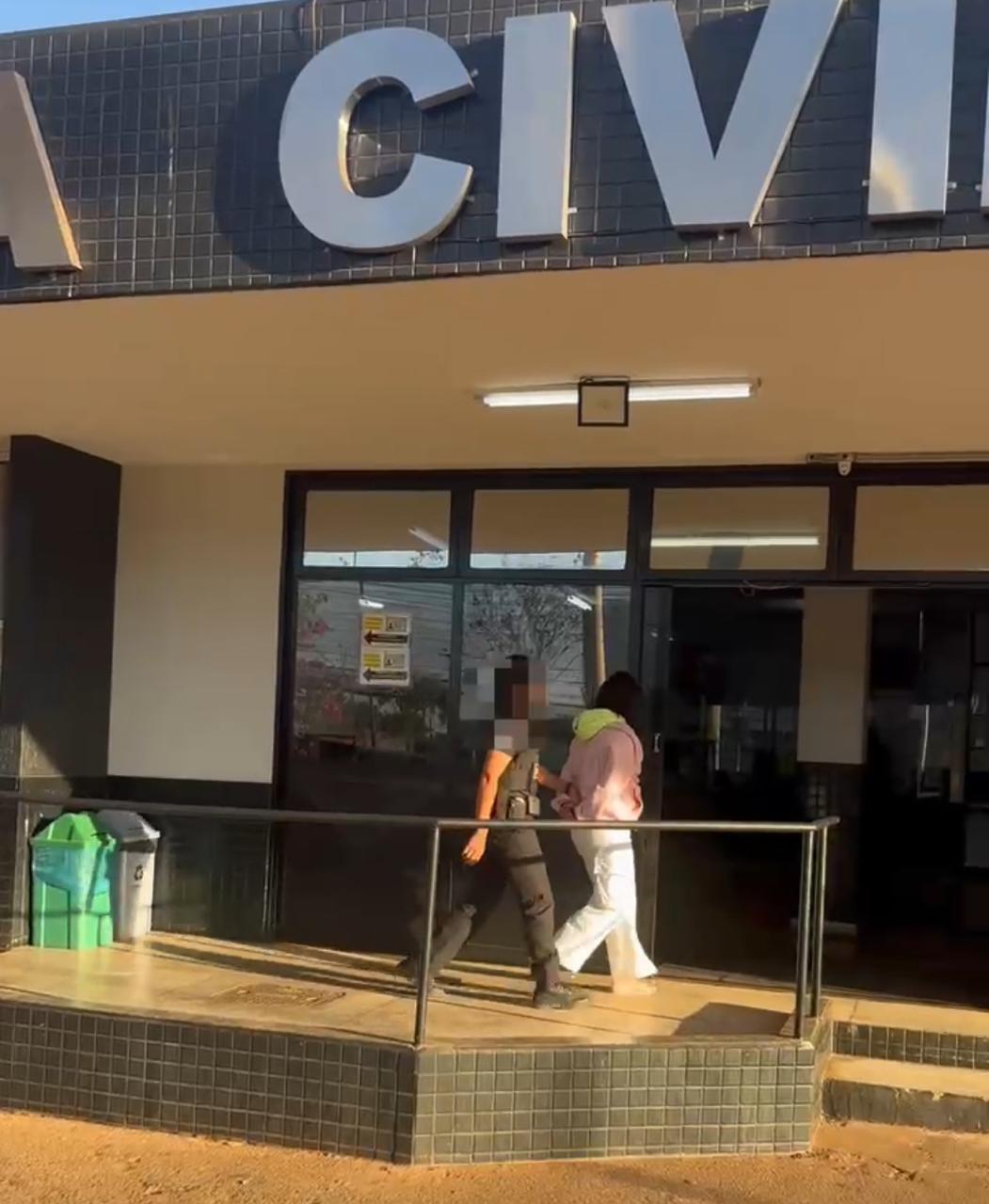 Policiais encontraram cartões de crédito em nome de outras pessoas na casa da investigada | Reprodução/PCDF