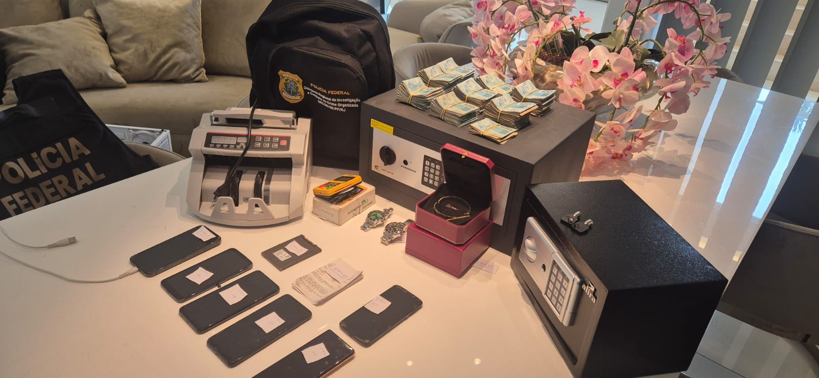 PF apreendeu joias, relógios de luxo, celulares e até máquina de contar dinheiro em casa na Barra da Tijuca | Divulgação/PF