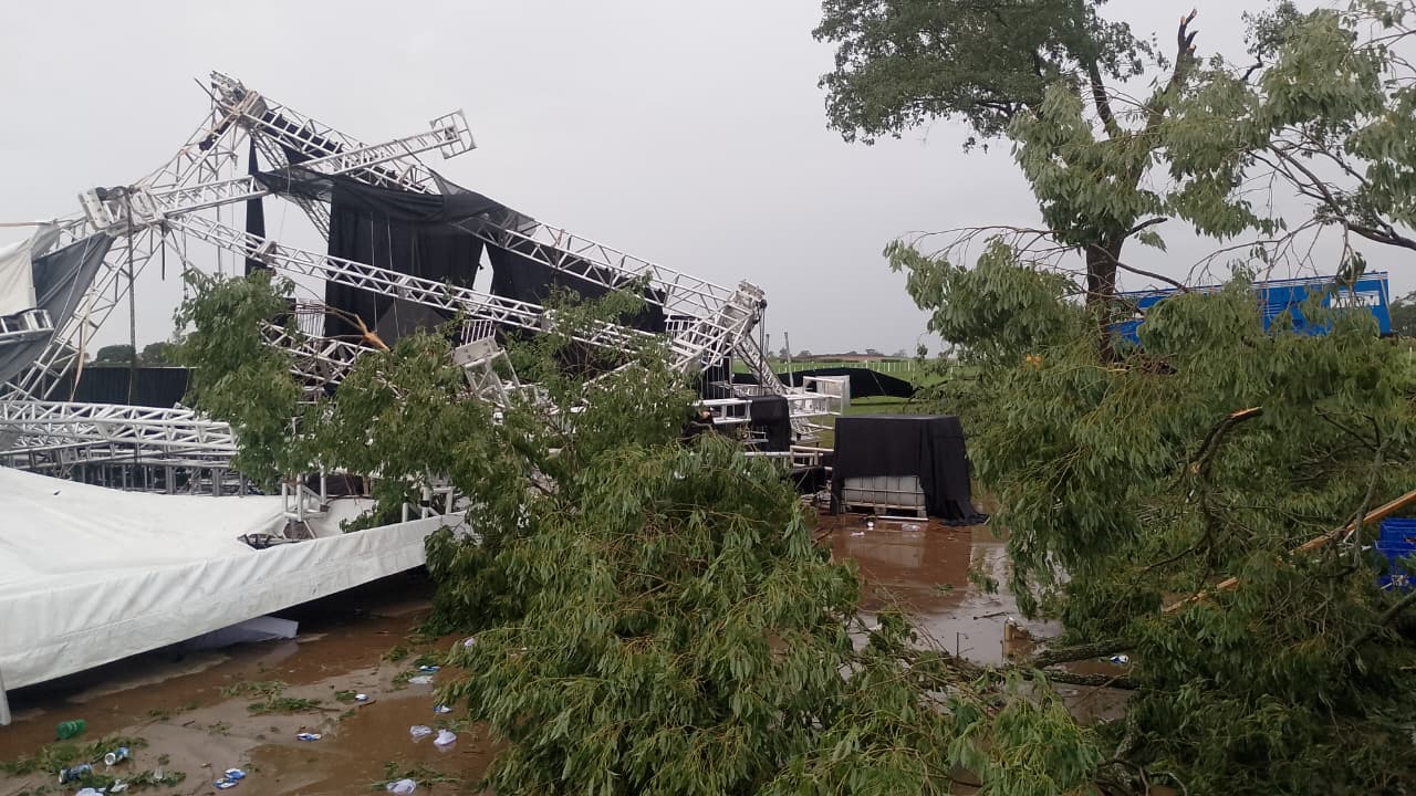 Estrutura metálica desabou após fortes ventos atingirem região | Reprodução