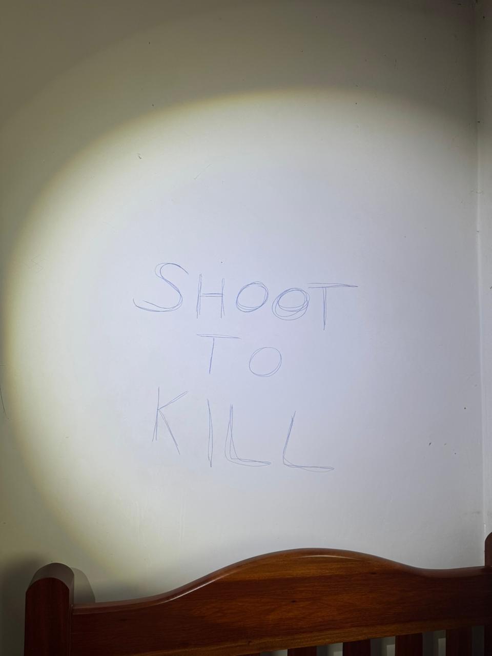 Desenhos extremistas na parede da casa do suspeito, em Goiânia | Reprodução