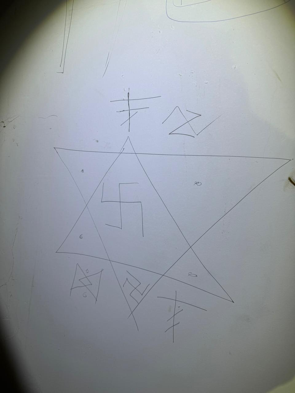 Desenhos extremistas na parede da casa do suspeito, em Goiânia | Reprodução