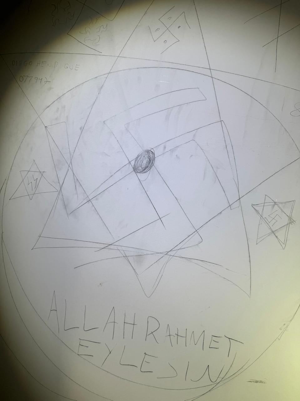 Desenhos extremistas na parede da casa do suspeito, em Goiânia | Reprodução