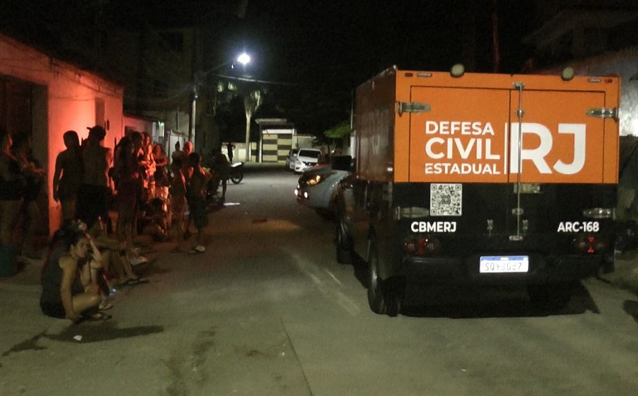 Incêndio aconteceu no início da noite deste sábado (27) | SBT Rio