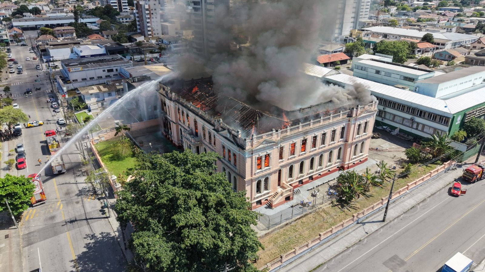 Incêndio atinge Instituto Estadual de Educação em Paranaguá. | Foto: Ronaldo Damasceno