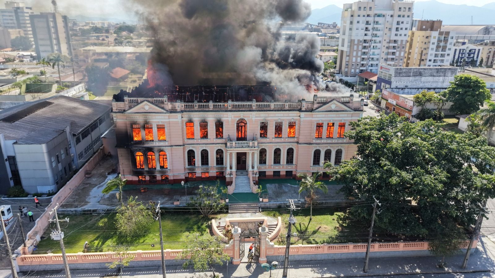 Incêndio atinge Instituto Estadual de Educação em Paranaguá. | Foto: Ronaldo Damasceno