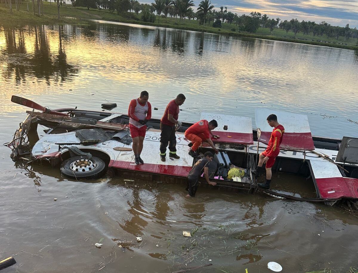 Ônibus caiu em um açude às margens da BR-222, no interior do Maranhão | Divulgação/Corpo de Bombeiros do Maranhão