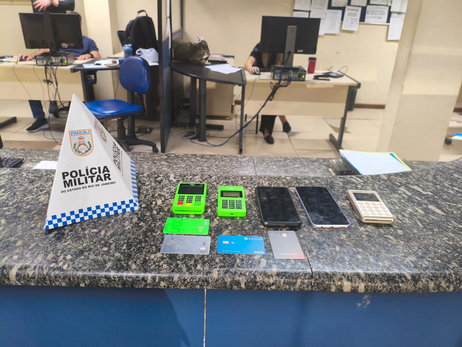 Máquinas de cartão de crédito utilizadas por taxista foram apreendidas | Reprodução