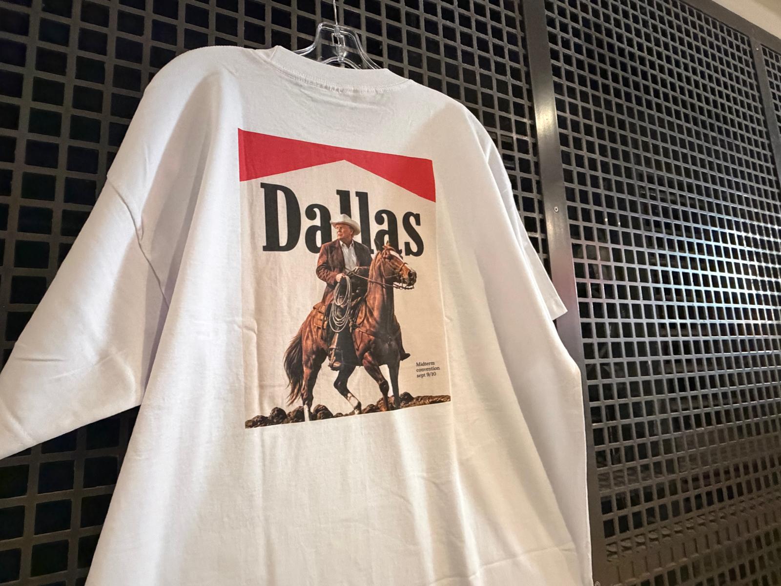 Camiseta à venda na convenção republicana em Dallas | Patricia Vasconcellos / SBT News