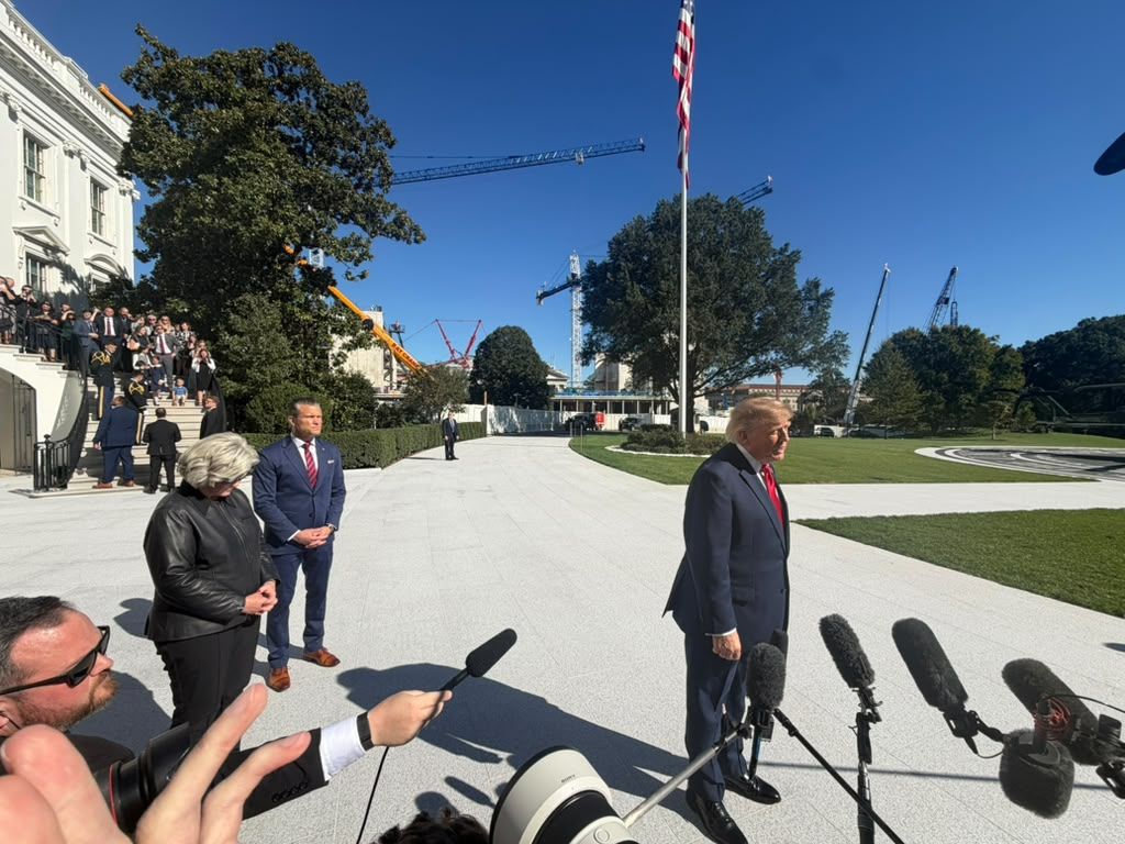 Donald Trump responde a jornalistas nesta terça-feira (6) | SBT News
