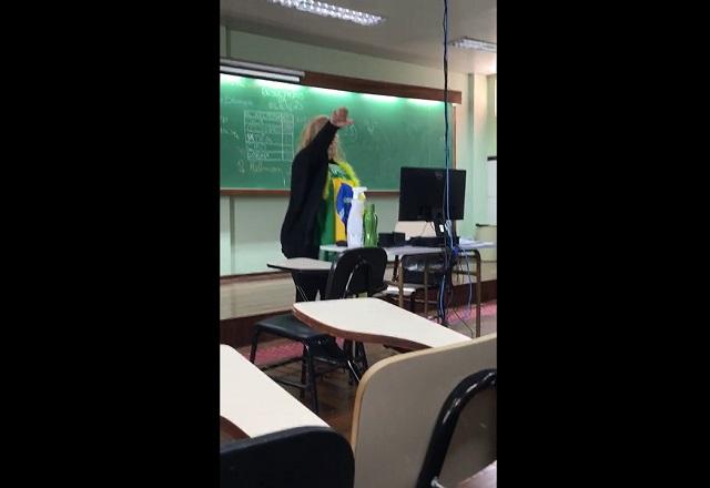 Professora fazendo gesto nazista (Reprodução/WhatsApp)
