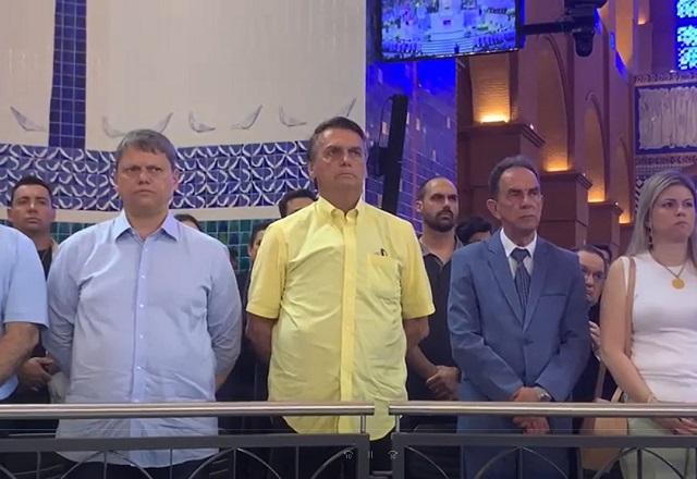 Bolsonaro em missa no Santuário Nacional de Aparecida (Reprodução/WhatsApp)