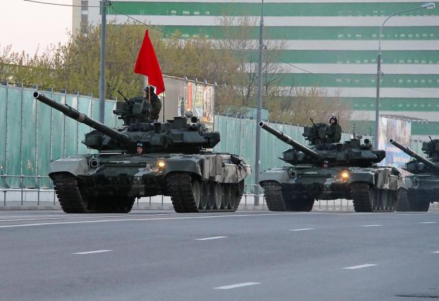 Militares conduzindo tanques de guerra russos (Reprodução/Wikimedia Commons)